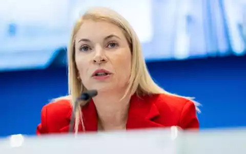 Bahnchefin Evelyn Palla musste den Projektpartnern von Stuttgart 21 die erneute Verschiebung der Eröffnung erklären. - Foto: Christoph Schmidt/dpa