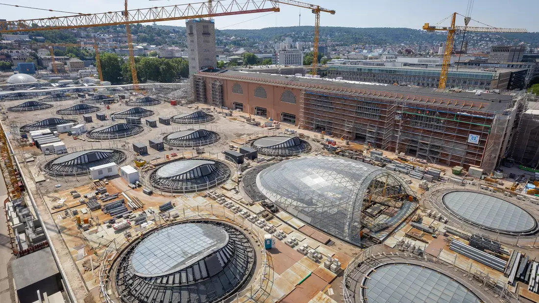 Die Baustelle von Stuttgart 21 bleibt noch fünf weitere Jahre und wird deutlich teurer. - Bild: Christoph Schmidt/dpa
