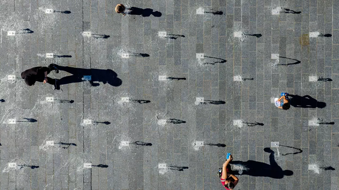 Viel trinken und sich zwischendurch abkühlen ist angesagt - so wie hier in einem begehbaren Brunnen in Duisburg. - Bild: Christoph Reichwein/dpa