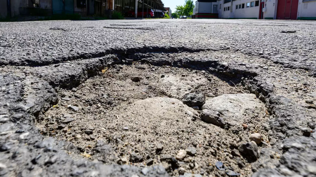 Teilweise verursacht die Hitze Schäden an Straßen.  - Bild: Patrick Pleul/dpa