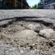Teilweise verursacht die Hitze Schäden an Straßen.  - Bild: Patrick Pleul/dpa