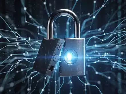 Ein digitales Vorhängeschloss leuchtet blau über einem Hintergrund aus Netzwerklinien, halb geöffnet, symbolisiert Cyber-Sicherheitslücken. - Foto: über boerse-global.de