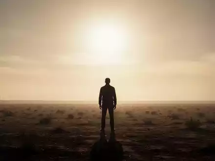 Eine einzelne, stilisierte Person in einer weiten, trockenen Landschaft unter einem sengenden, diesigen Himmel, der Hitze und Isolation symbolisiert. - Foto: über boerse-global.de