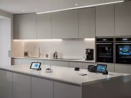 Eine moderne, minimalistische Küche mit integrierten smarten Geräten und aufgeräumten Arbeitsflächen. - Foto: über boerse-global.de