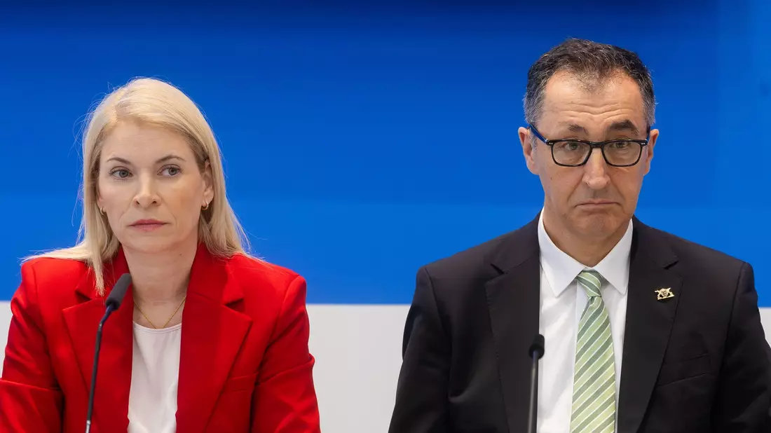 Müssen sich nun um die Probleme von Stuttgart 21 kümmern: Bahnchefin Evelyn Palla und Baden-Württembergs Ministerpräsident Cem Özdemir (Grüne). - Bild: Christoph Schmidt/dpa