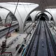 Im Inneren sieht der Bahnhof schon recht fertig aus. Der Eindruck täuscht aber offenbar. (Archivbild) - Bild: Christoph Schmidt/dpa