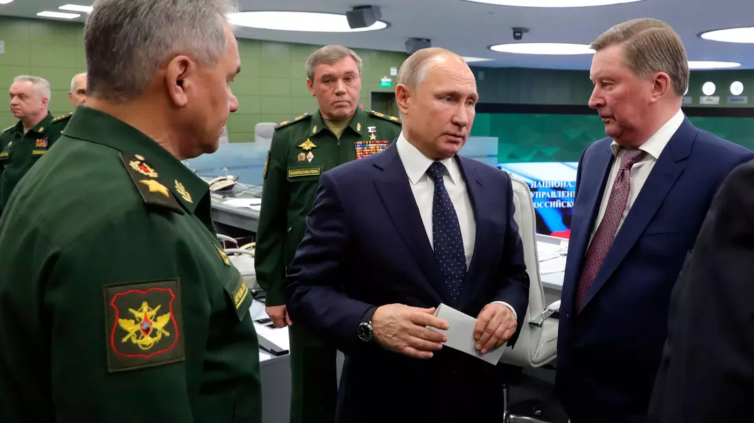 Jahrzehntelang arbeiteten Sergej Iwanow (r.) und Kremlchef Wladimir Putin (m.) eng zusammen. (Archivbild) - Bild: Mikhail Klimentyev/Pool Sputnik Kremlin/AP/dpa
