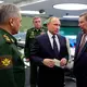 Jahrzehntelang arbeiteten Sergej Iwanow (r.) und Kremlchef Wladimir Putin (m.) eng zusammen. (Archivbild) - Bild: Mikhail Klimentyev/Pool Sputnik Kremlin/AP/dpa