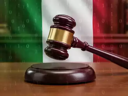 Digitaler Hammer schlägt auf Schallblock, überlagert mit Binärcode und italienischer Flagge, symbolisiert Tech-Kartelluntersuchung. - Foto: über boerse-global.de