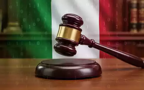 Digitaler Hammer schlägt auf Schallblock, überlagert mit Binärcode und italienischer Flagge, symbolisiert Tech-Kartelluntersuchung. - Foto: über boerse-global.de