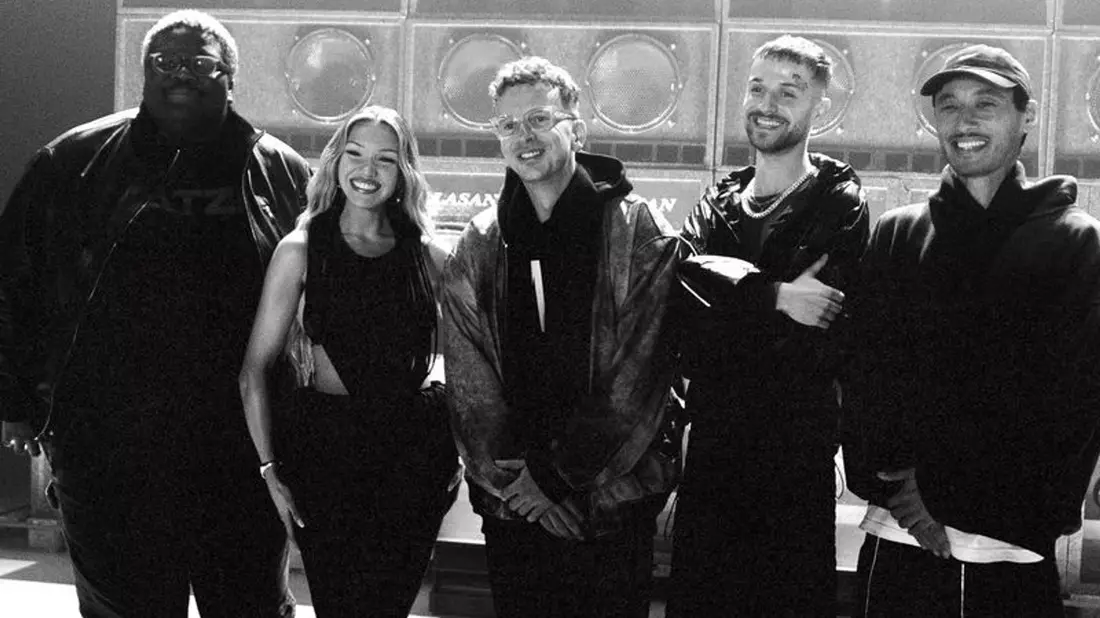 Von links nach rechts: Rayan Djima von der Band Blumengarten, Rapperin Shirin David, Christoph Erkes (Fizzle) vom Produzententeam Kitschkrieg, Samuel Eikmann von Blumengarten und Christian Meyerholz (Fiji Kris) von Kitschkrieg. - Bild: Handout / Berlin/Kitschkrieg/dpa
