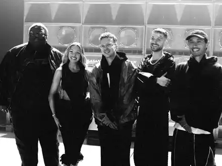 Von links nach rechts: Rayan Djima von der Band Blumengarten, Rapperin Shirin David, Christoph Erkes (Fizzle) vom Produzententeam Kitschkrieg, Samuel Eikmann von Blumengarten und Christian Meyerholz (Fiji Kris) von Kitschkrieg. - Foto: Handout / Berlin/Kitschkrieg/dpa