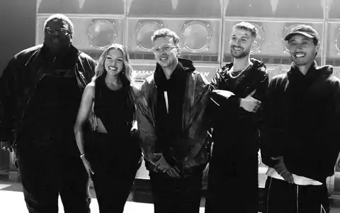 Von links nach rechts: Rayan Djima von der Band Blumengarten, Rapperin Shirin David, Christoph Erkes (Fizzle) vom Produzententeam Kitschkrieg, Samuel Eikmann von Blumengarten und Christian Meyerholz (Fiji Kris) von Kitschkrieg. - Foto: Handout / Berlin/Kitschkrieg/dpa