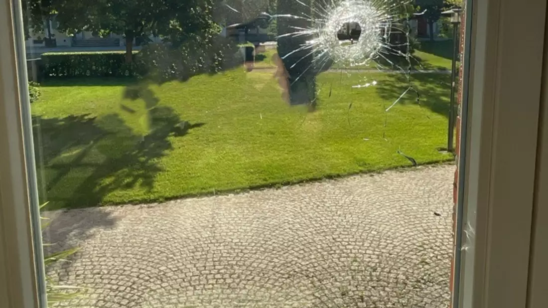 LPI-NDH: Einschuss in Fester - Sekretariat beschossen - Bild: presseportal.de