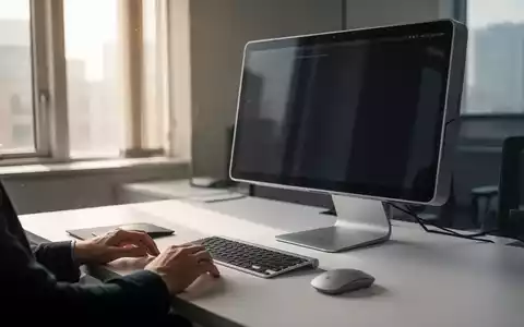 Ein moderner, ergonomisch gestalteter Bildschirmarbeitsplatz mit Monitor, Tastatur und Maus in sanftem Licht. - Foto: über boerse-global.de