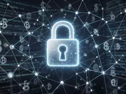 Ein stilisiertes, leuchtendes Vorhängeschloss-Symbol über einem futuristischen, abstrakten Netzwerk aus digitalen Knoten und Linien, mit einem verschwommenen Hintergrund aus Kryptowährungssymbolen und Codezeilen. - Foto: über boerse-global.de