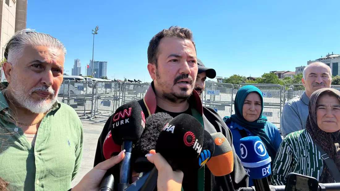 Der Anwalt der verstorbenen Hamburger Familie begrüßt die hohen Haftstrafen vor dem Gerichtsgebäude in Istanbul.  - Bild: Linda Say/dpa