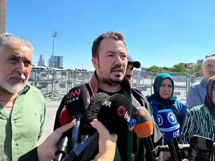 Der Anwalt der verstorbenen Hamburger Familie begrüßt die hohen Haftstrafen vor dem Gerichtsgebäude in Istanbul.  - Foto: Linda Say/dpa