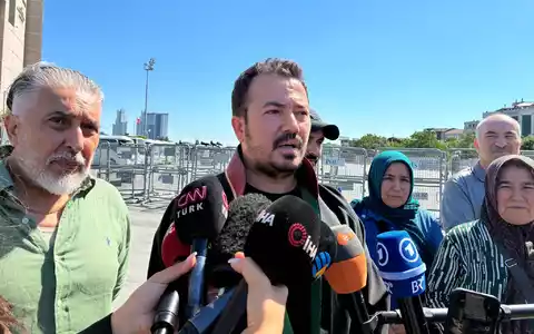 Der Anwalt der verstorbenen Hamburger Familie begrüßt die hohen Haftstrafen vor dem Gerichtsgebäude in Istanbul.  - Foto: Linda Say/dpa