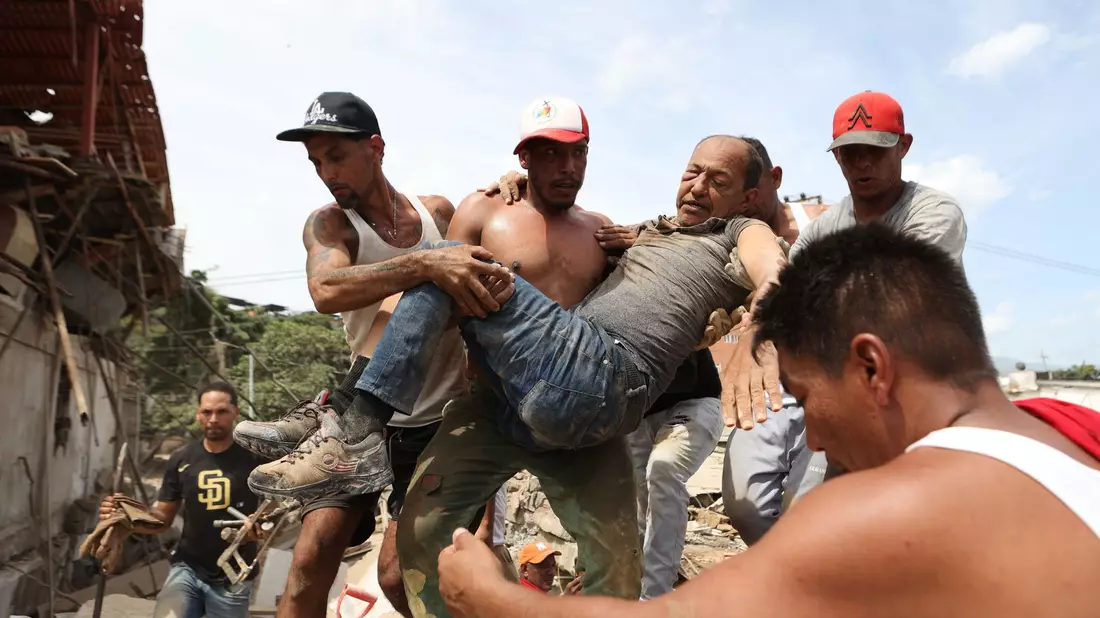 Viele Menschen sind bei der Suche nach verschütteten Angehörigen auf sich selbst gestellt. Oft nur mit Schaufeln und bloßen Händen versuchen sie, Trümmer zu beseitigen. - Bild: Pedro Mattey/AP/dpa