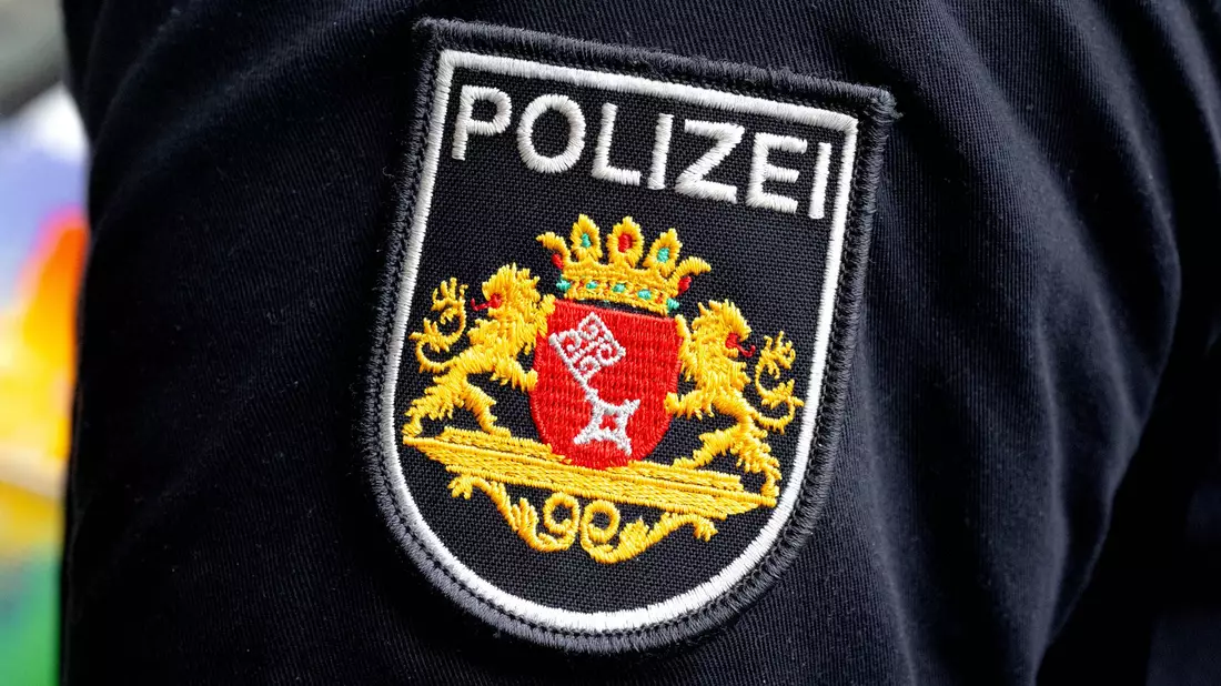 Die Polizei fahndet nach dem mutmaßlichen Täter. (Symbolbild) - Bild: Sina Schuldt/dpa