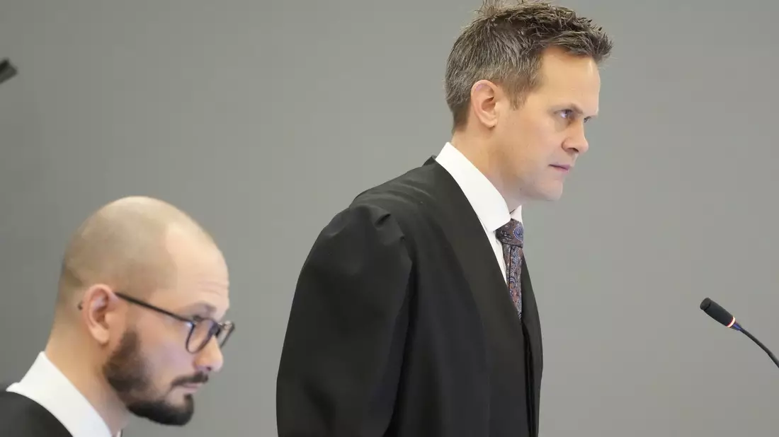 Staatsanwalt Sturla Henriksbø (rechts) möchte, dass Høiby zu einer längeren Gefängnisstrafe verurteilt wird. (Archivbild) - Bild: Ole Berg-Rusten/NTB/dpa