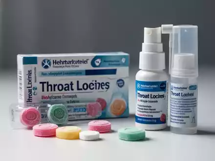 Nahaufnahme verschiedener Halsschmerztabletten und eines Rachensprays auf einer sauberen Oberfläche, betont Hygiene und medizinische Wirkung. - Foto: über boerse-global.de