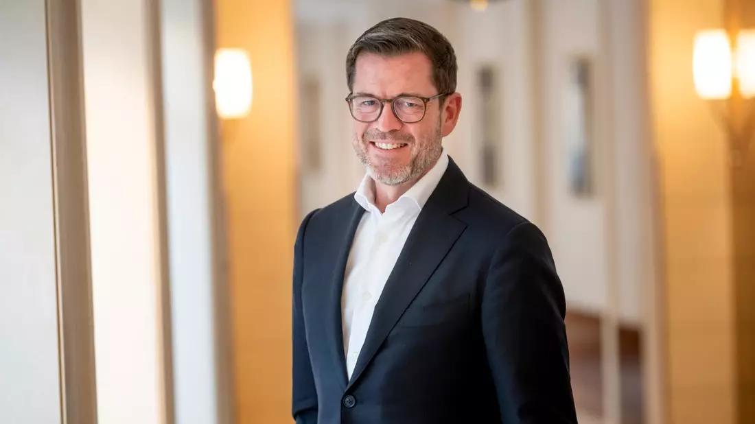 Beste Berater für den Mittelstand geehrt / Karl-Theodor zu Guttenberg gratuliert als Mentor den Preisträgern - Bild: presseportal.de