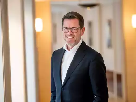 Beste Berater für den Mittelstand geehrt / Karl-Theodor zu Guttenberg gratuliert als Mentor den Preisträgern - Foto: presseportal.de