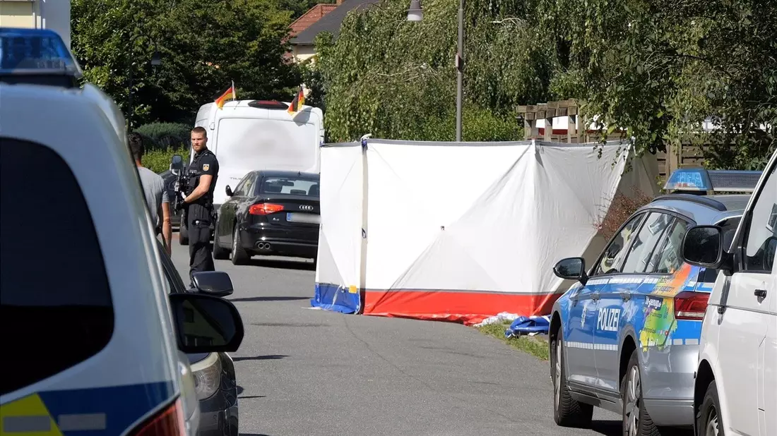 Einsatzkräfte gehen von einem Gewaltverbrechen aus.  - Bild: Hüneke/dpa