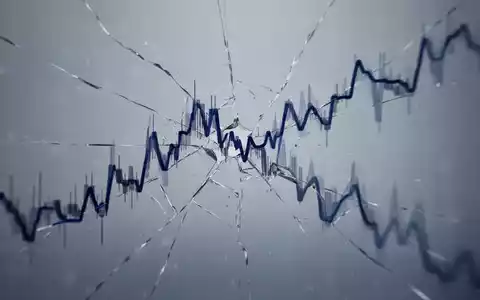 Eine leicht zerbrechende, abfallende blaue Diagrammlinie auf einem gedämpften Hintergrund, die nachlassendes Momentum darstellt. - Foto: über boerse-global.de