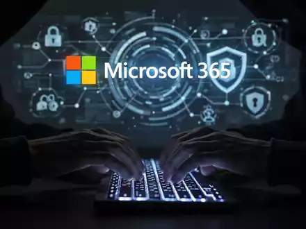 Hackerhände auf einer Tastatur, mit holografischem Microsoft 365-Logo und Netzwerksicherheitssymbolen im Hintergrund, die eine Cybersicherheitsbedrohung darstellen. - Foto: über boerse-global.de