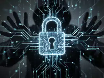Nahaufnahme eines digitalen Schlosses, umgeben von einem leuchtenden Datennetz, mit dem Schatten einer Hackerhand im Hintergrund. - Foto: über boerse-global.de