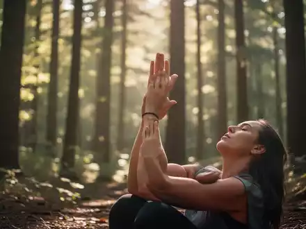 Eine Person atmet tief in einem sonnenbeschienenen Wald. Die Szene vermittelt Ruhe und Entspannung in der Natur. - Foto: über boerse-global.de