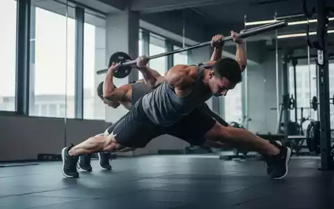 Eine Person führt eine Calisthenics-Übung in einem modernen Fitnessstudio durch, die Muskeldefinition betont. - Foto: über boerse-global.de