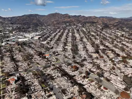 Im Januar 2025 hatten verheerende Brände ganze Viertel von Los Angeles verwüstet. (Archivbild) - Foto: Jae C. Hong/AP/dpa