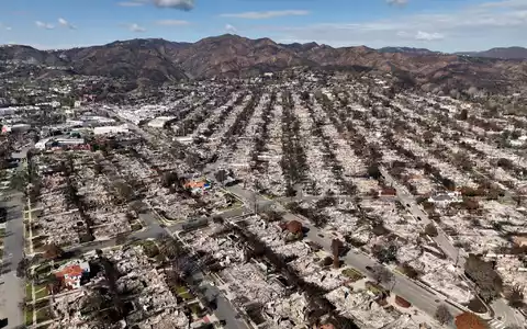 Im Januar 2025 hatten verheerende Brände ganze Viertel von Los Angeles verwüstet. (Archivbild) - Foto: Jae C. Hong/AP/dpa