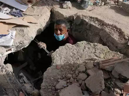 Helfer suchen teils mit bloßen Händen nach Verschütteten. - Foto: Ariana Cubillos/AP/dpa