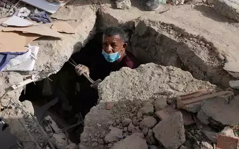 Helfer suchen teils mit bloßen Händen nach Verschütteten. - Foto: Ariana Cubillos/AP/dpa