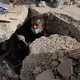 Helfer suchen teils mit bloßen Händen nach Verschütteten. - Bild: Ariana Cubillos/AP/dpa