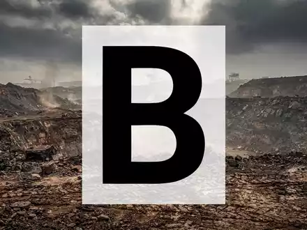 Eine desolate, felsige Landschaft unter einem stürmischen Himmel, die Verlust und eine ungewisse Zukunft im Bergbausektor darstellt. - Foto: über boerse-global.de