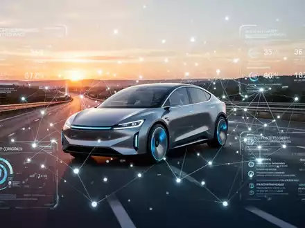 Futuristisches autonomes Fahrzeug auf einer Autobahn bei Dämmerung mit digitalen Overlays zu globalen Regulierungs- und Sicherheitsdaten. - Foto: über boerse-global.de