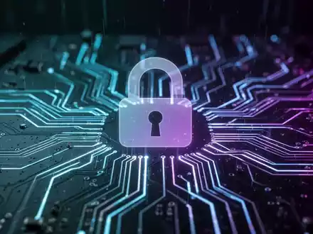 Leuchtende digitale Platine mit dezentem Vorhängeschloss-Symbol für KI-gestützte Cybersicherheit und Heimschutzbedrohungen. - Foto: über boerse-global.de