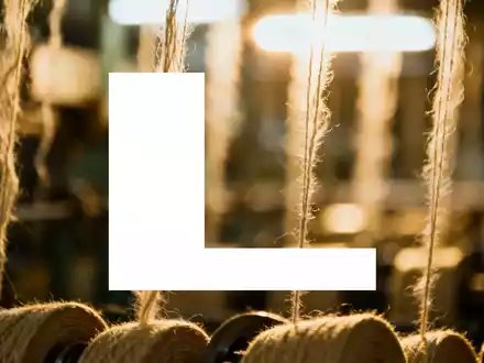 Abstrakte Darstellung der Textilindustrie mit weichen Fasern und sanftem Licht, das Wachstum und positive Entwicklung symbolisiert. - Foto: über boerse-global.de