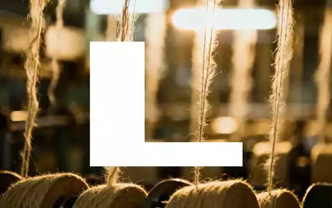 Abstrakte Darstellung der Textilindustrie mit weichen Fasern und sanftem Licht, das Wachstum und positive Entwicklung symbolisiert. - Foto: über boerse-global.de
