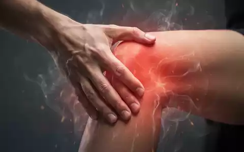 Eine Nahaufnahme einer Hand, die ein Knie berührt, mit subtilen visuellen Hinweisen auf Hitze und Druckveränderungen im Hintergrund. - Foto: über boerse-global.de