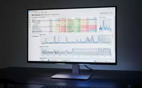 Ein Computermonitor zeigt die Windows 11 Task-Manager-Oberfläche mit neuen Leistungsmetriken für NPU-Auslastung und KI-Hardware. - Foto: über boerse-global.de