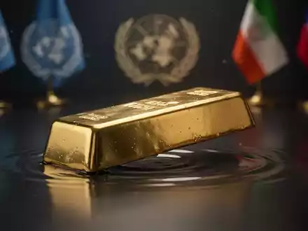 Ein glänzender Goldbarren mit leichtem Abwärtstrend, der diplomatische Symbole im unscharfen Hintergrund widerspiegelt. - Foto: über boerse-global.de