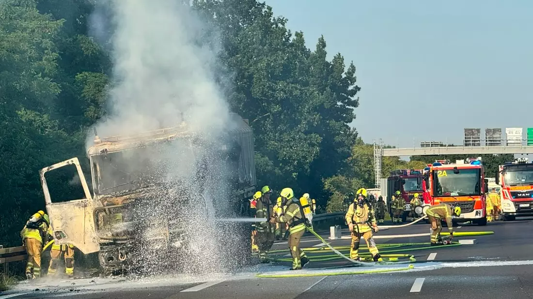 FW Hannover: LKW- Brand auf der Autobahn - Bild: presseportal.de