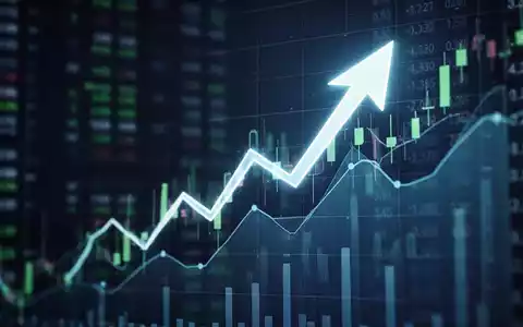 Eine stilisierte, aufwärts gerichtete Pfeilgrafik über verschwommenen Finanzdaten, die einen starken Kursanstieg symbolisiert. - Foto: über boerse-global.de